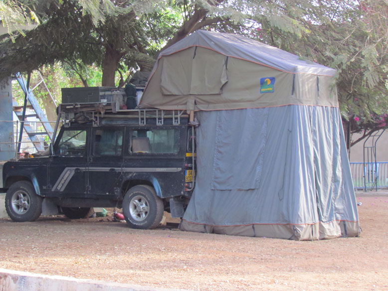 familia de siete personas viajendo en un defender